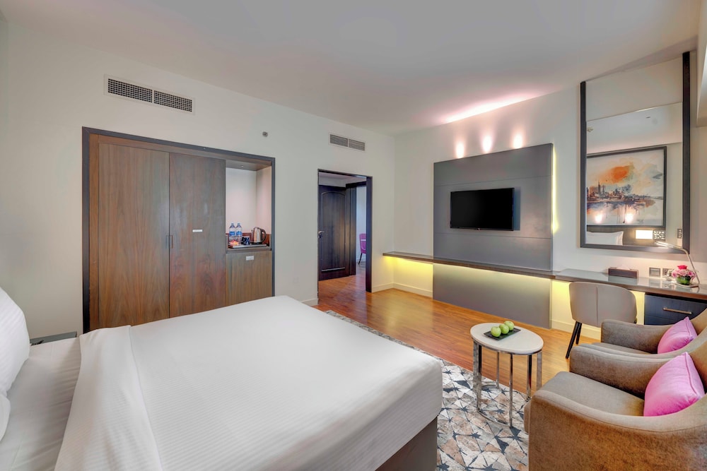 Suite, 1 King Bed, Non Smoking photo 2