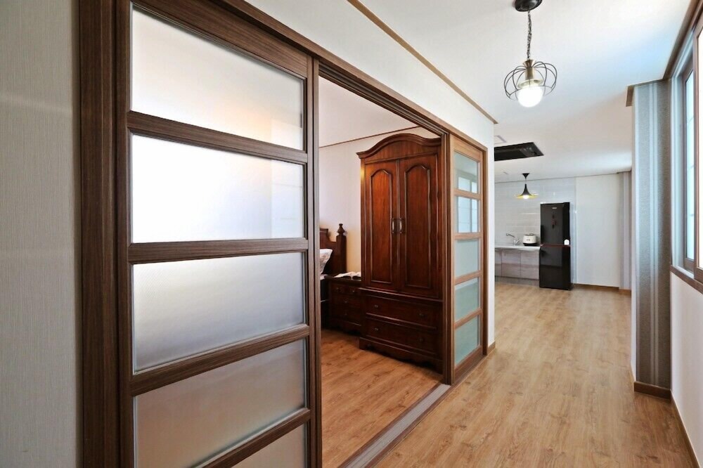 Room (201) photo 1