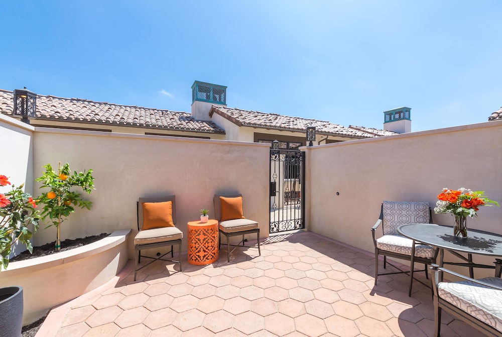 Luxury Double Room, 1 King Bed, Bathtub, Courtyard Area photo 3