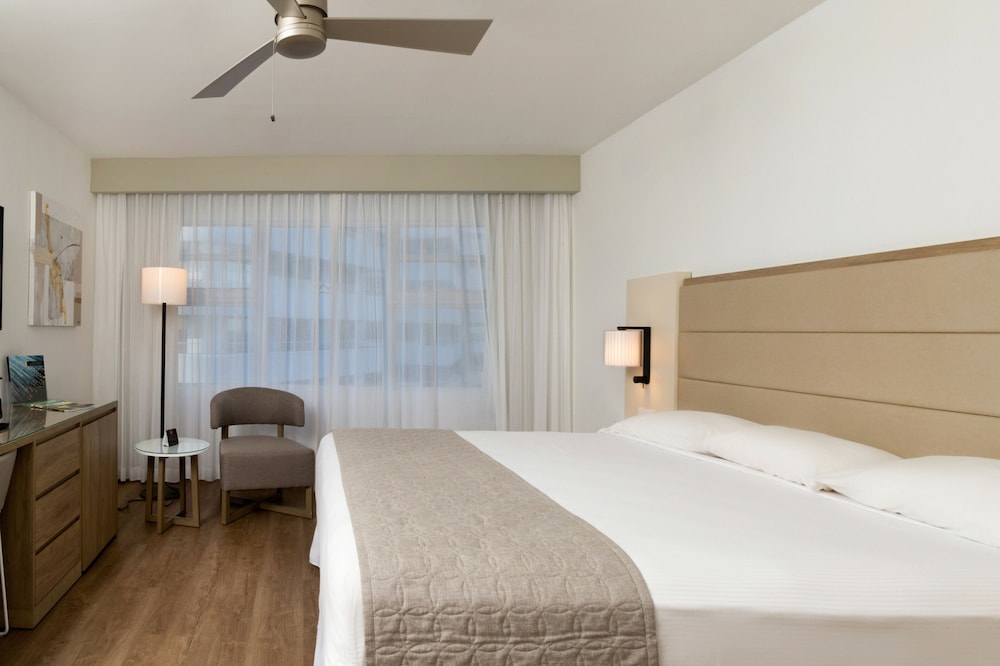 Deluxe Room, 1 King Bed, City View