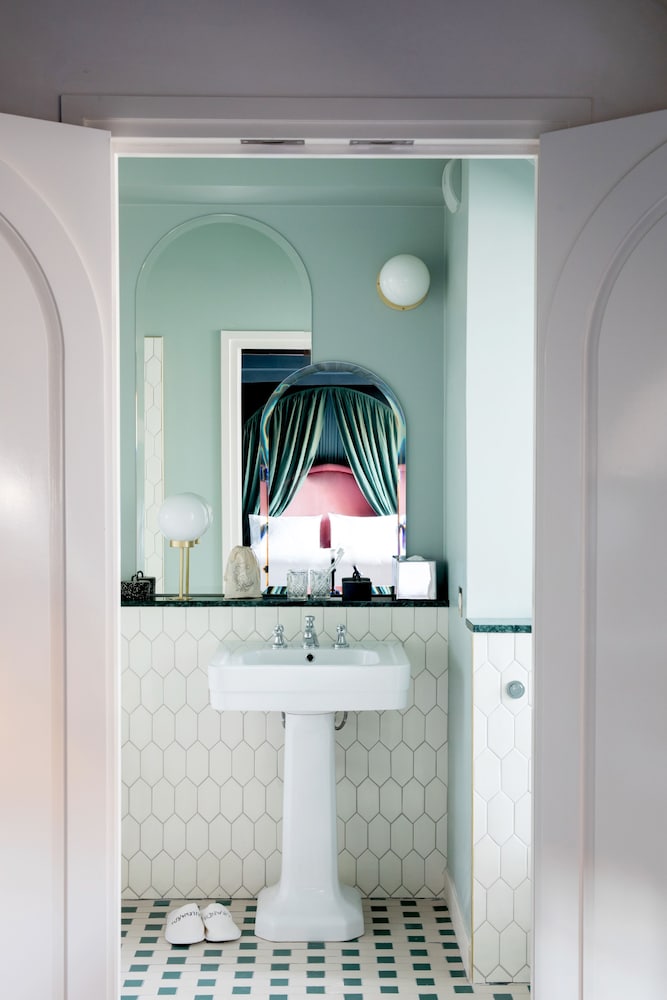 Room (Parisian Eaves) photo 3