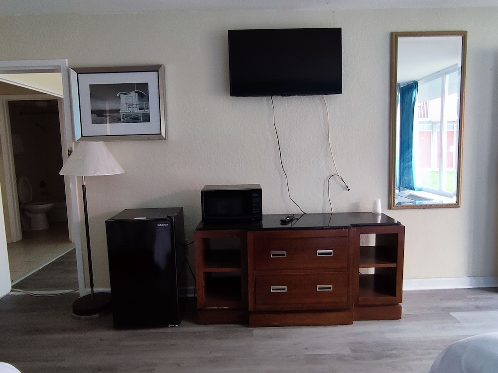 Family Suite, 1 King Bed, Non Smoking, Refrigerator & Microwave photo 1