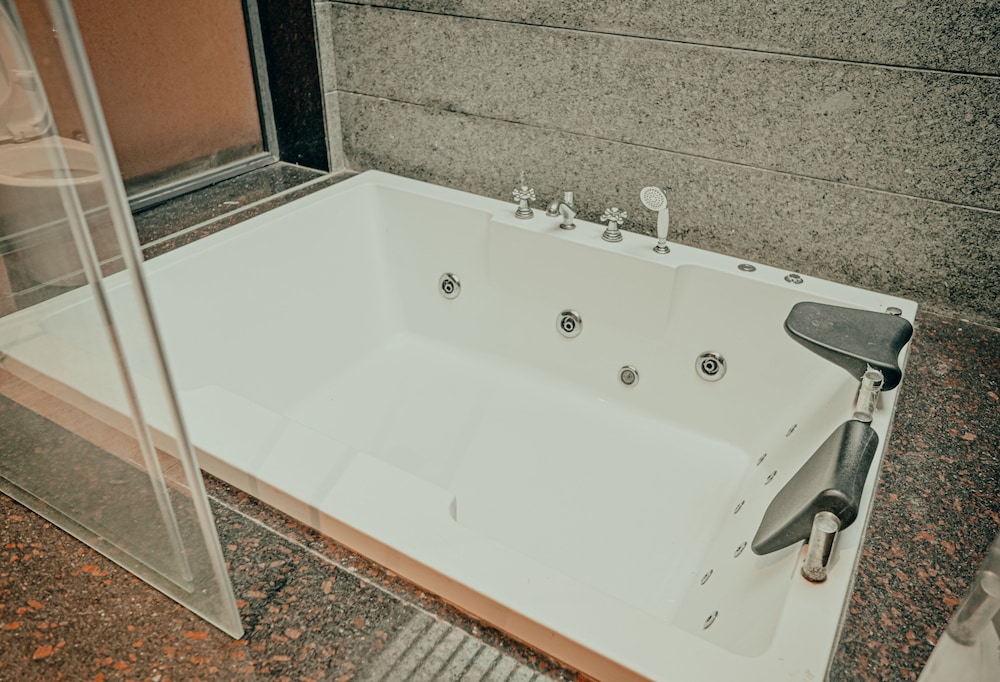 Cottage Room with Jacuzzi - Photo 4
