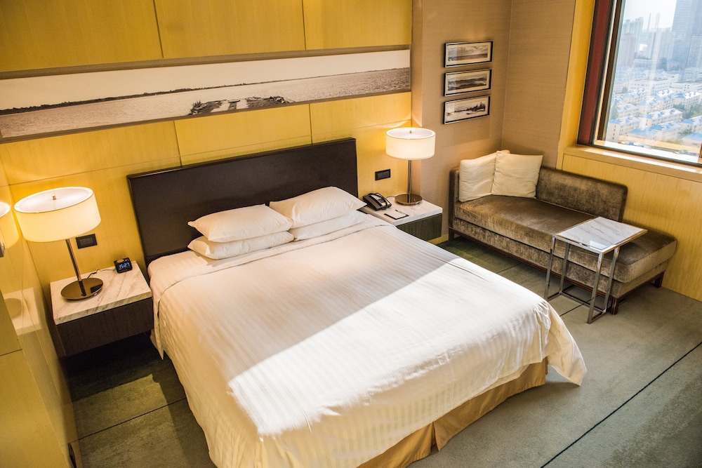 Premier Room, 1 King Bed photo 3
