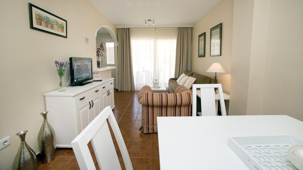 Apartamento Superior, 1 habitación, con vista a la piscina (2 adultos + 2 niños)