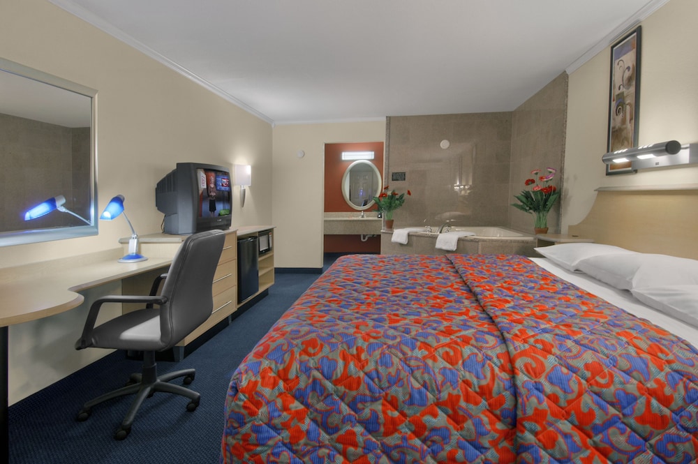 Deluxe Room, 1 King Bed, Non Smoking, Hot Tub photo 1