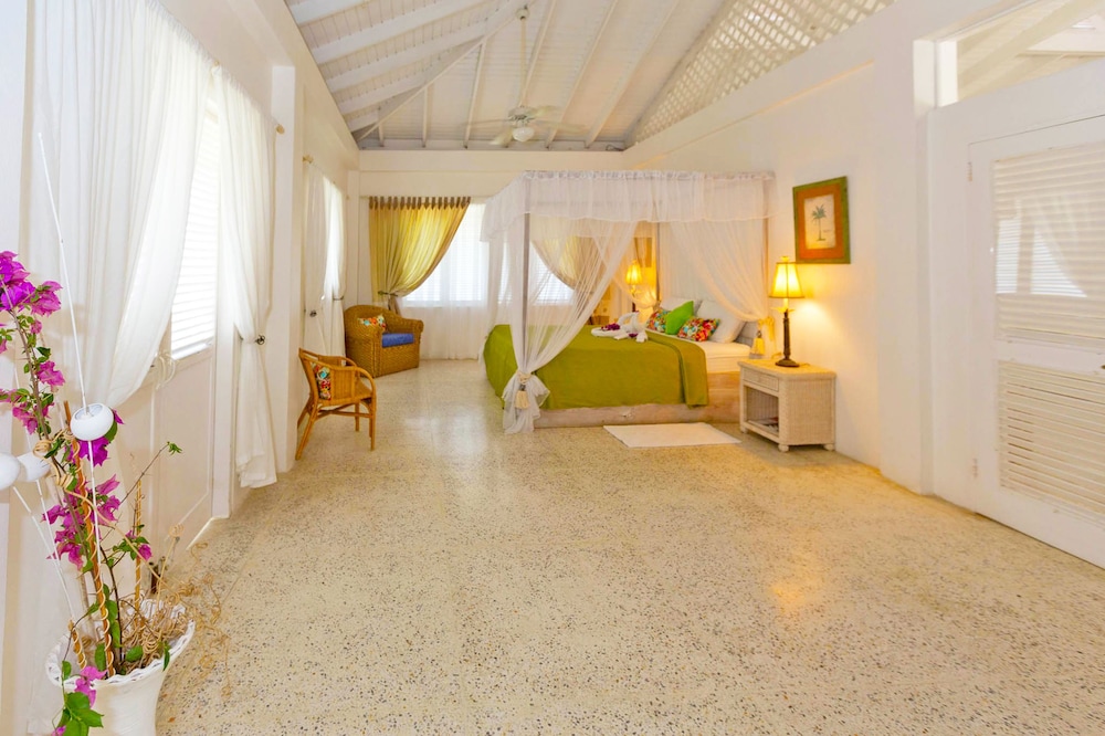 Warm Breezes - 3 bedrooms- shared pool-on a hill with lots of stairs, for the best Seaview. photo 1
