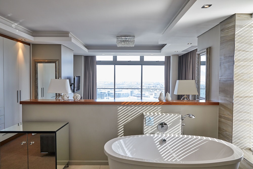 Three-Bedroom Exclusive Penthouse - Photo 24