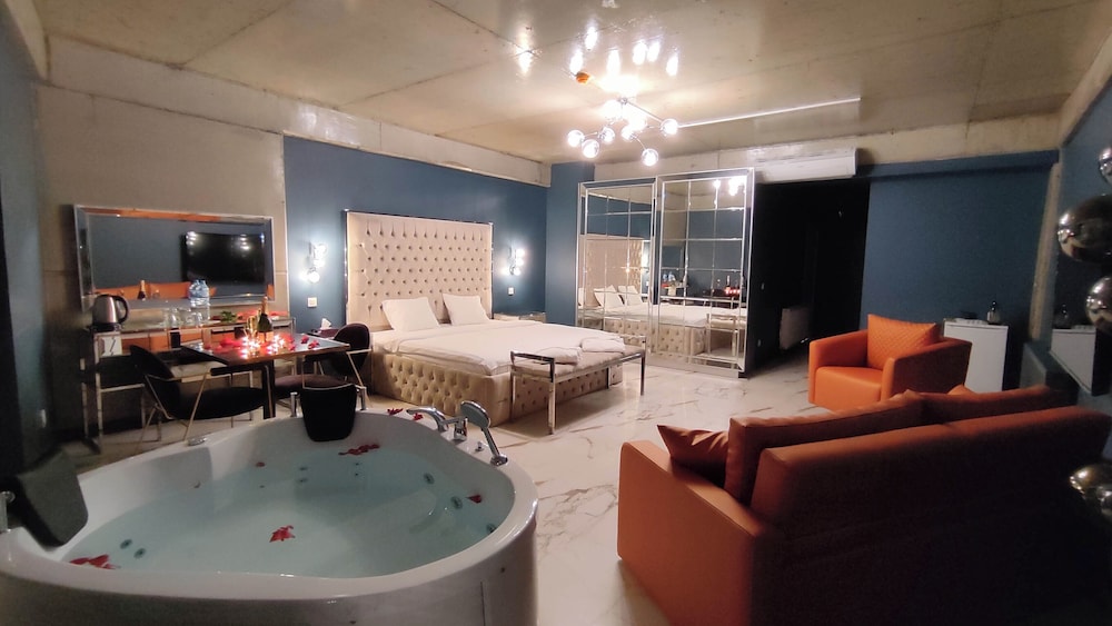 Suite with Jacuzzi photo 1
