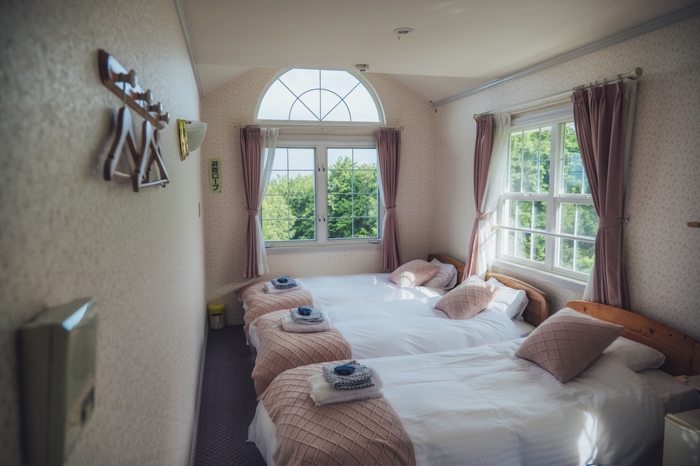 Economy Triple Room, 3 Twin Beds, Partial Sea View photo 3