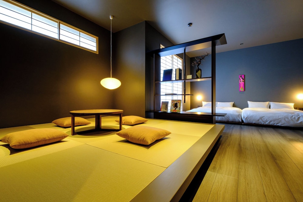 Premium Twin Room thumbnail 6