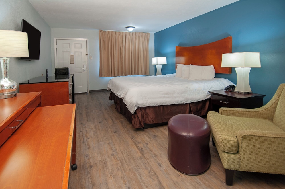 Standard Room, 1 King Bed, Non Smoking - Photo 3