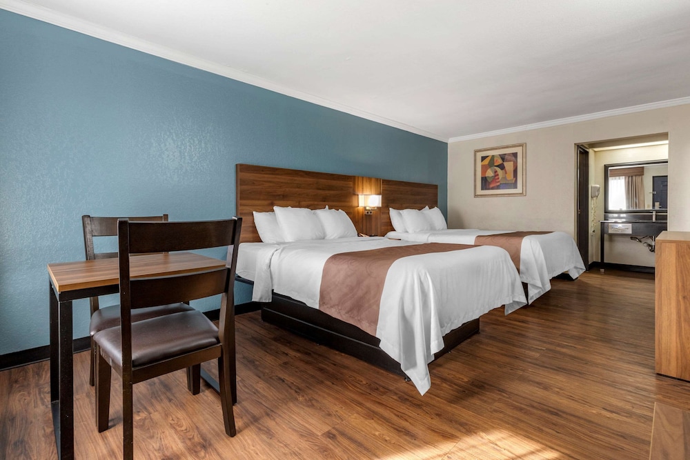 Standard Room, 2 Queen Beds, Non Smoking - Photo 1