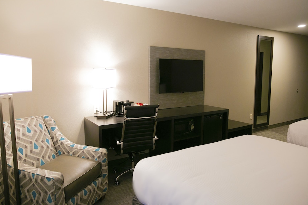Deluxe Double Room, 2 Queen Beds, Accessible, Refrigerator & Microwave