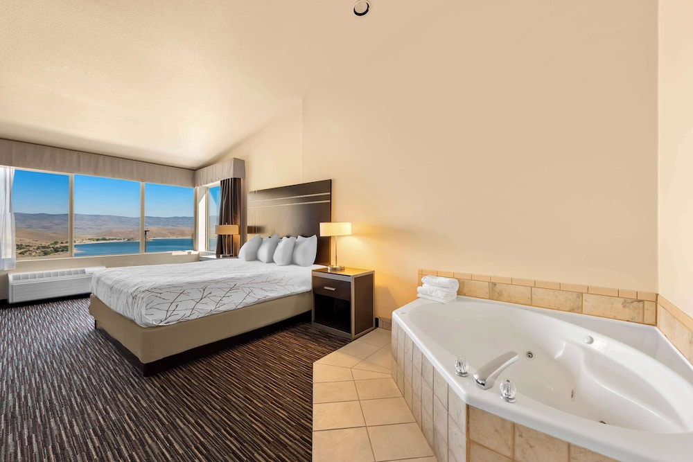 Standard Room, 1 King Bed, Non Smoking, Jetted Tub (Larger Room) photo 2