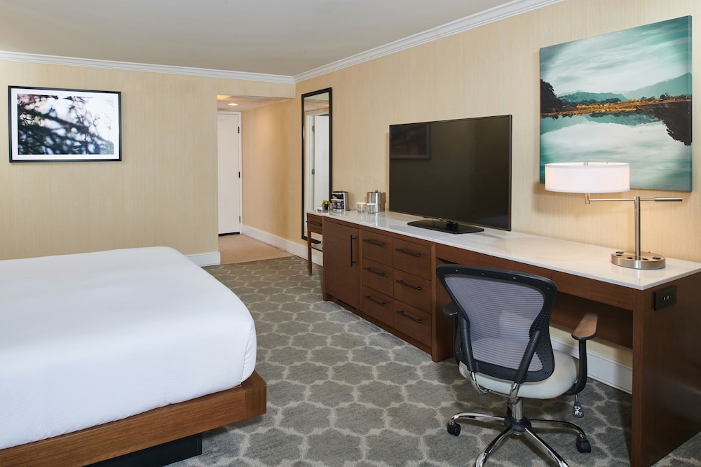 Room, 1 King Bed, Accessible (Hearing) - Photo 1