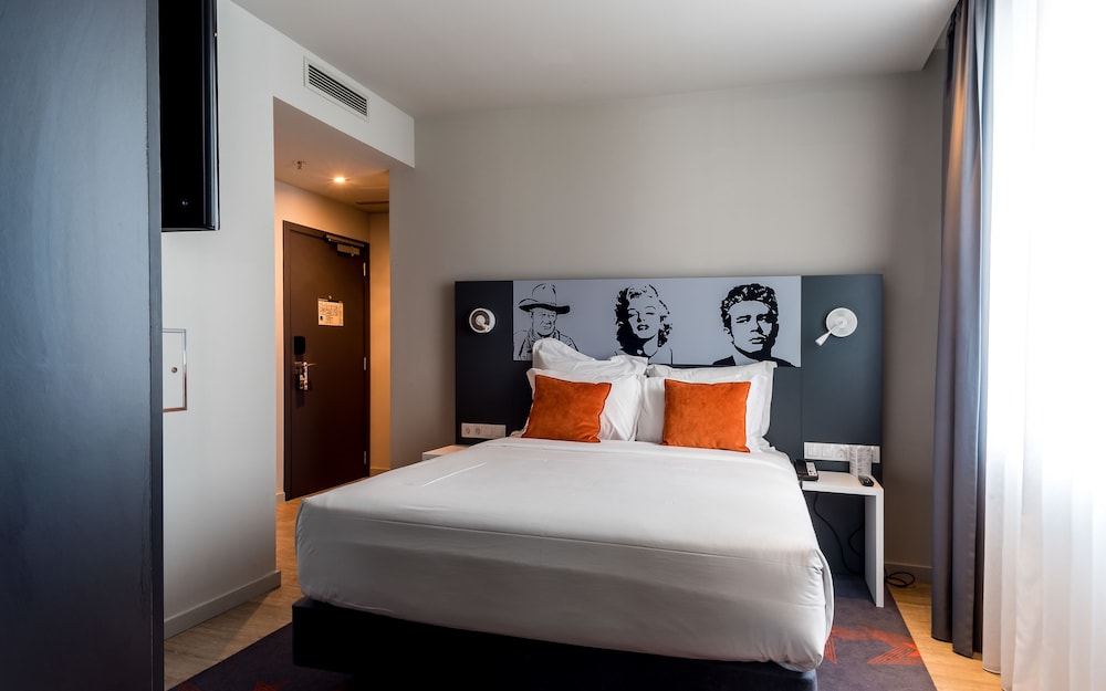 Standard Double Room thumbnail 6