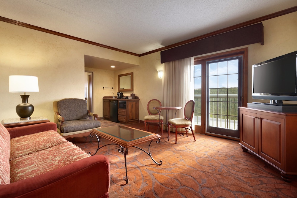 Lakefront Ambassador King suite - Photo 1