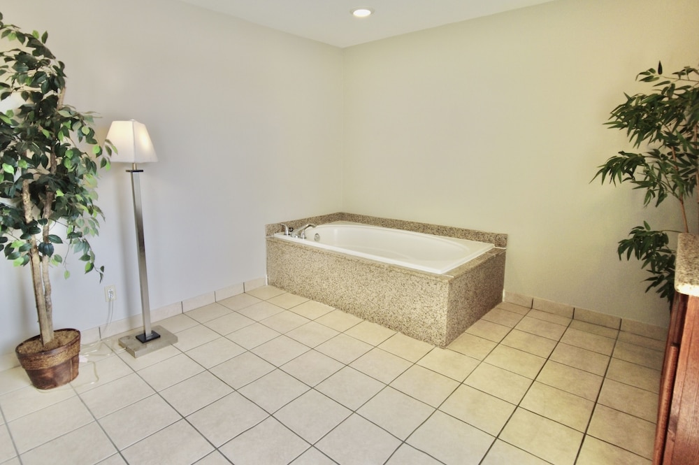 Suite, 1 King Bed, Non Smoking, Jetted Tub - Photo 16