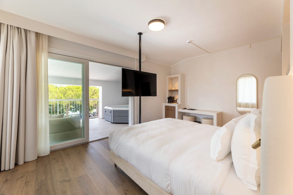Premium Suite, Hot Tub, Lake View - Photo 1