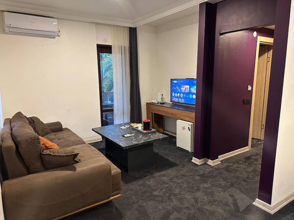 Junior Room, 1 Queen Bed, Smoking, Pets Allowed photo 2