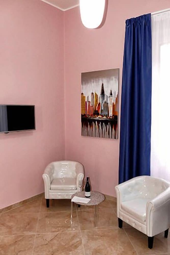 Studio, 1 Bedroom photo 3
