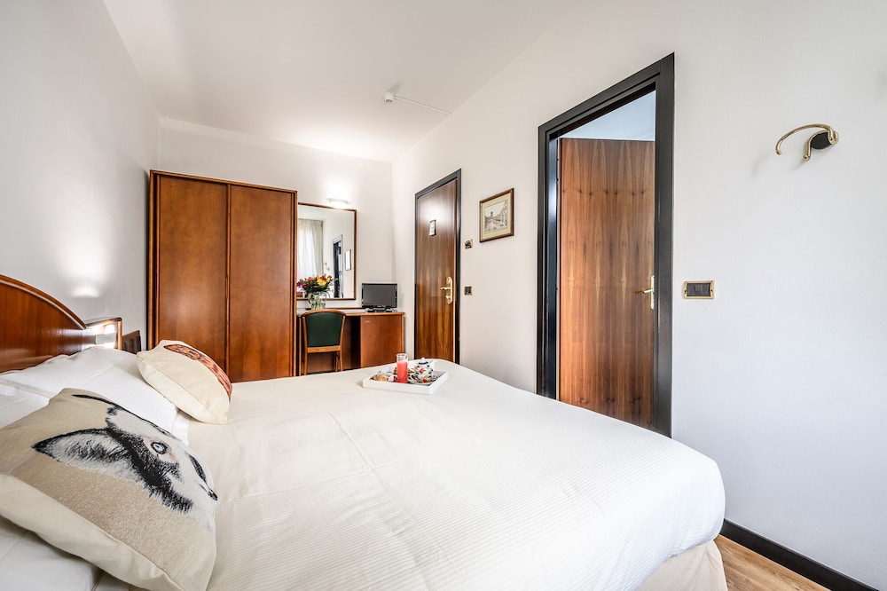 Economy Double Room, 1 Queen Bed photo 2