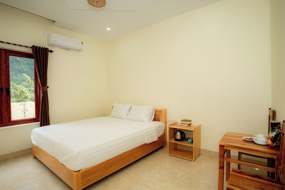 Standard Double Room, 1 King Bed, Pool Access, Mountain View