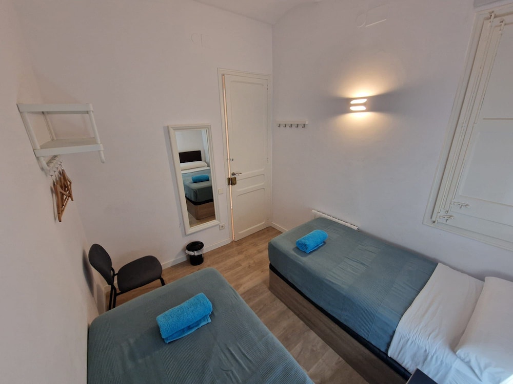 Twin Room, Shared Bathroom photo 3