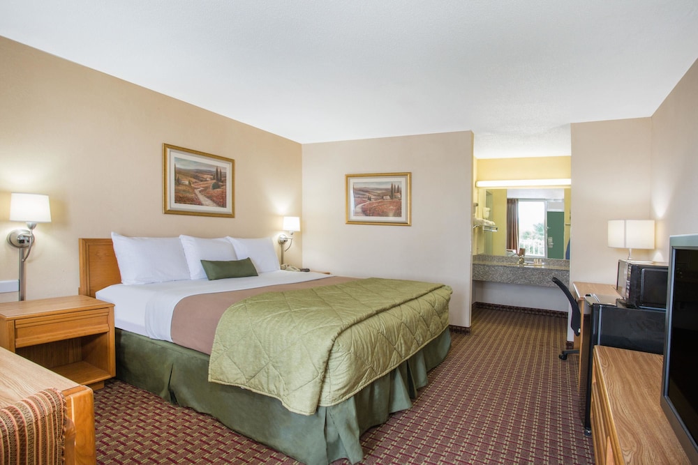 Standard Room, 1 King Bed, Smoking - Photo 1