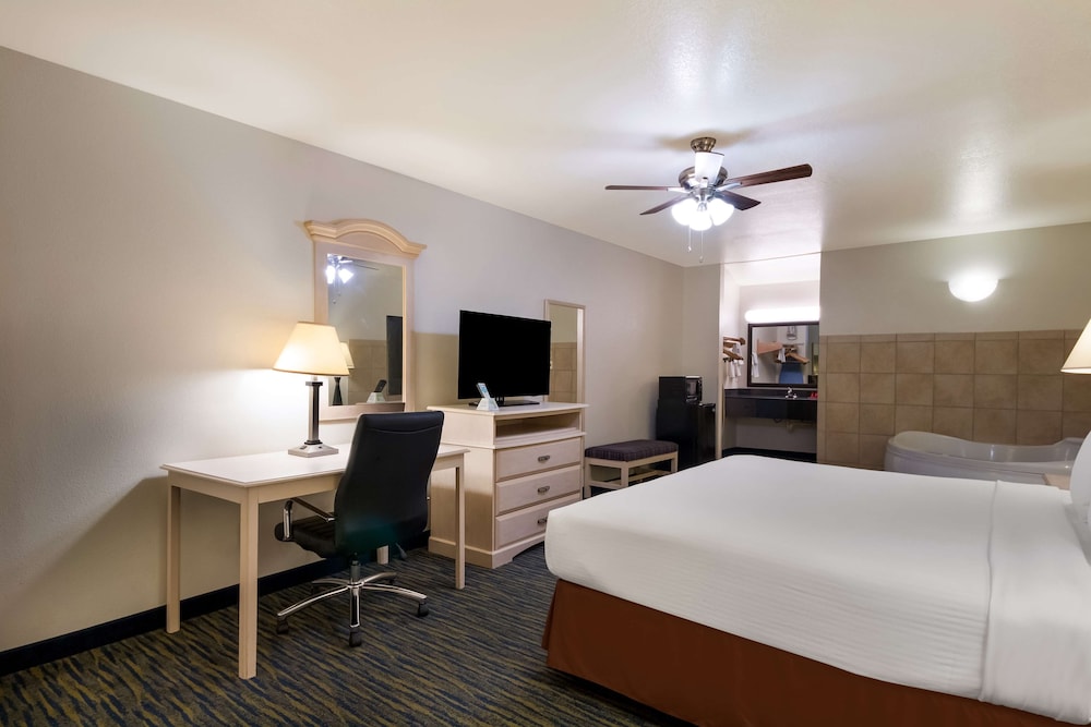 Standard Room, 1 King Bed, Non Smoking, Jetted Tub photo 3