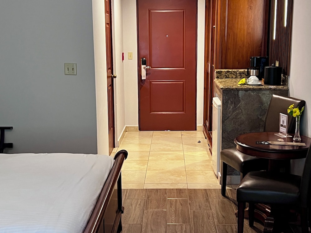 Standard Room, 1 King Bed, Mountain View photo 2