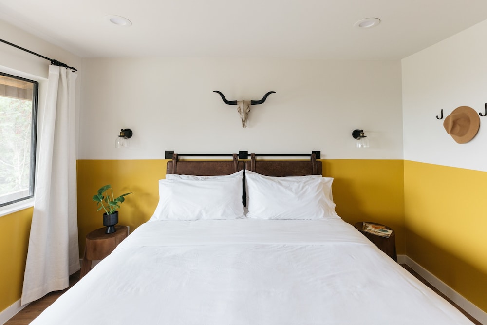Standard Room, 1 King Bed, Pool View photo 3