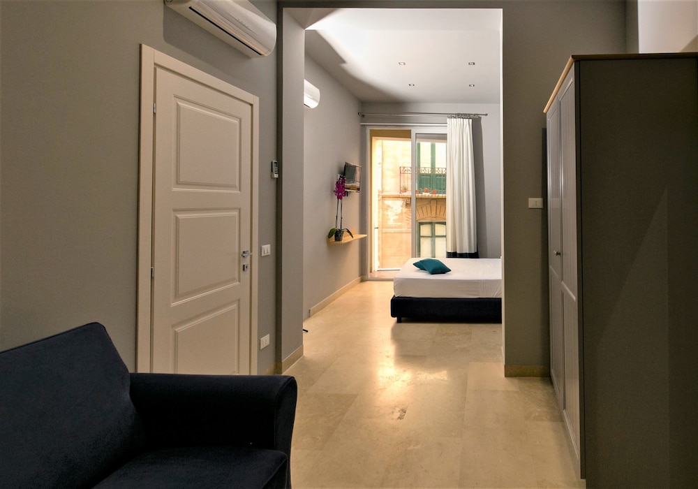 Junior Suite, 1 Queen Bed, Non Smoking photo 1