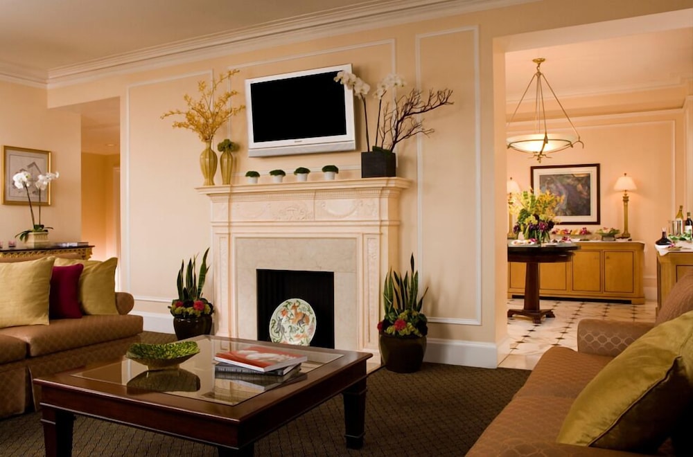 Studio Suite, 1 King Bed with Lounge Access