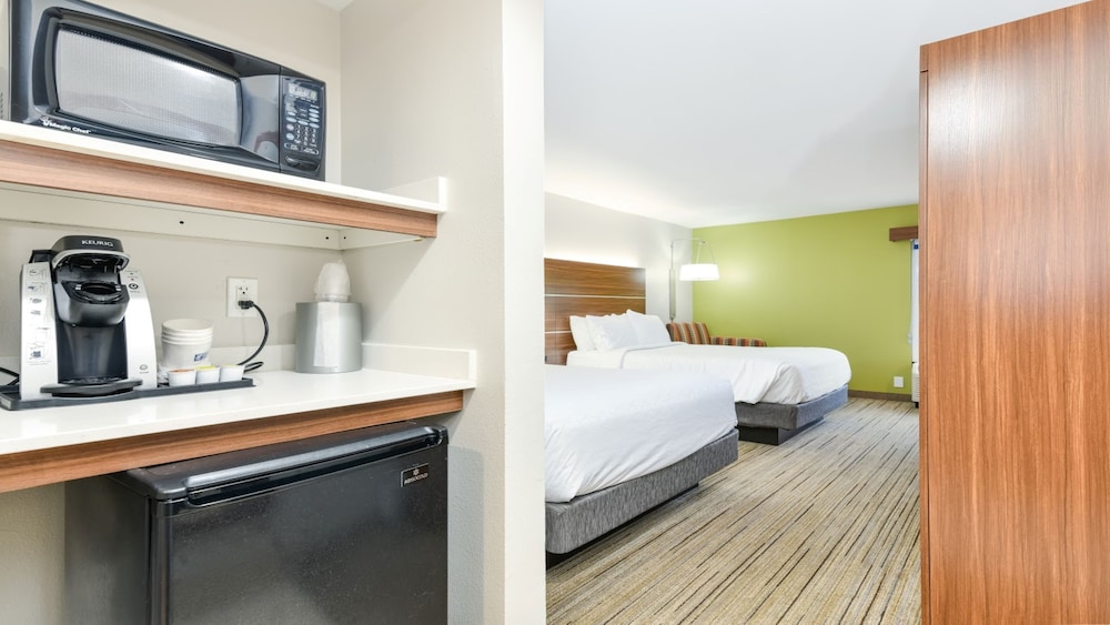 Standard Room, 2 Queen Beds - Photo 1