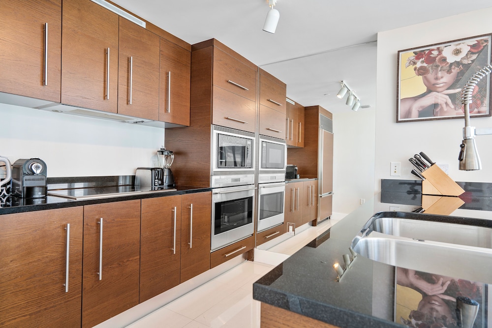Design Apartment, 2 Bedrooms, Balcony, Partial Ocean View2704 thumbnail 5