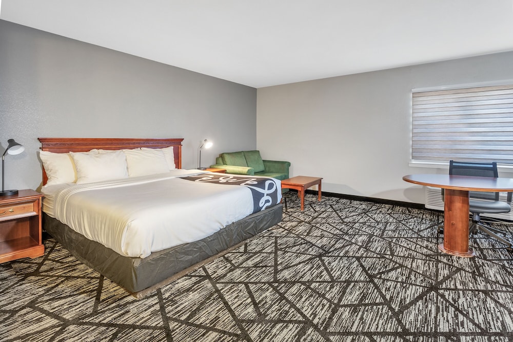 Suite, 1 King Bed - Photo 2