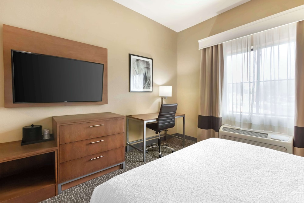 Standard Room, 2 Queen Beds, Non Smoking, Refrigerator & Microwave - Photo 3