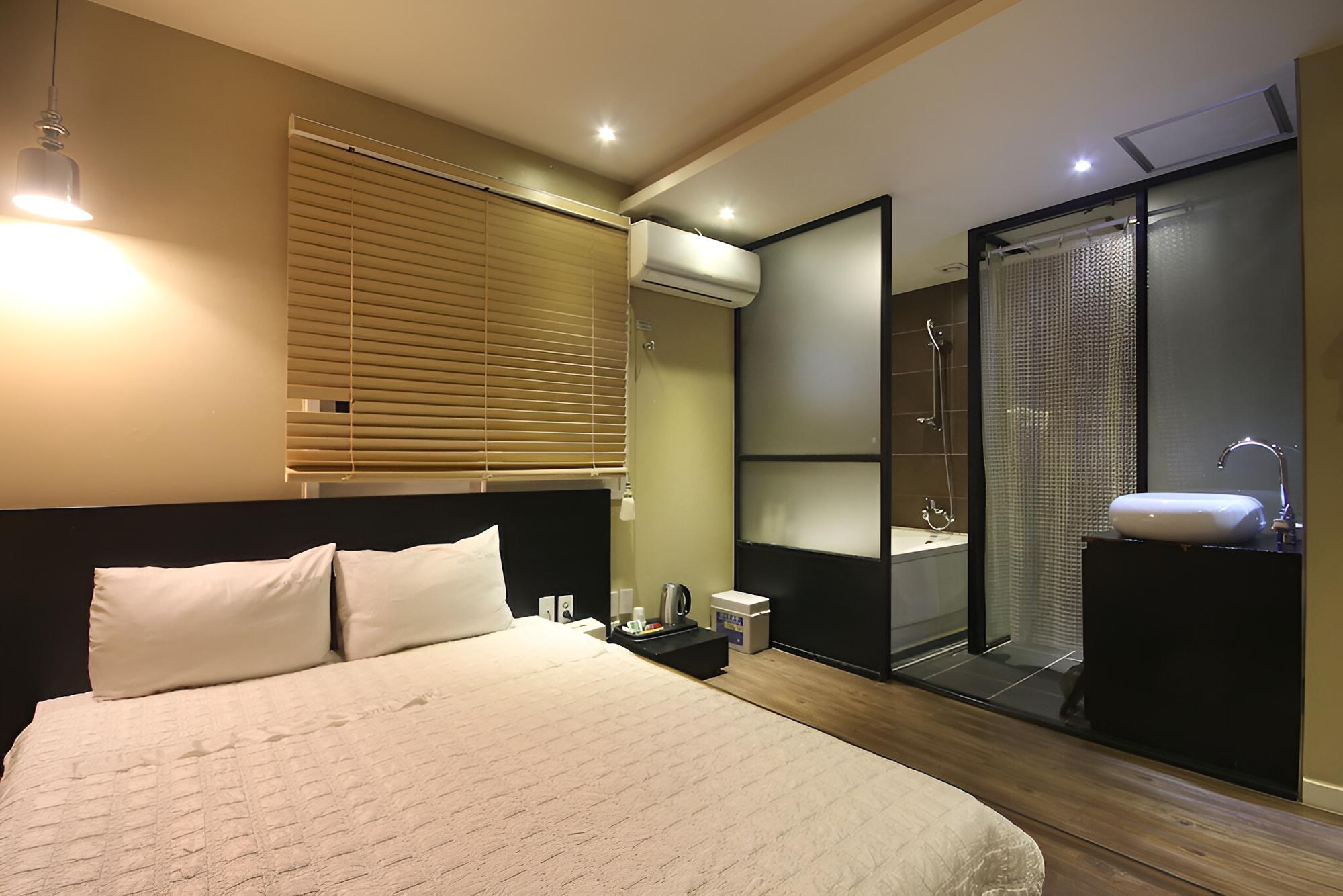 Room (Standard (breakfast provided (toast/c) - Photo 3
