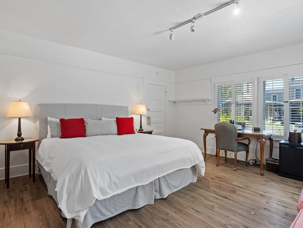 Signature Single Room, 1 King Bed, Lanai, Garden Area - Photo 5