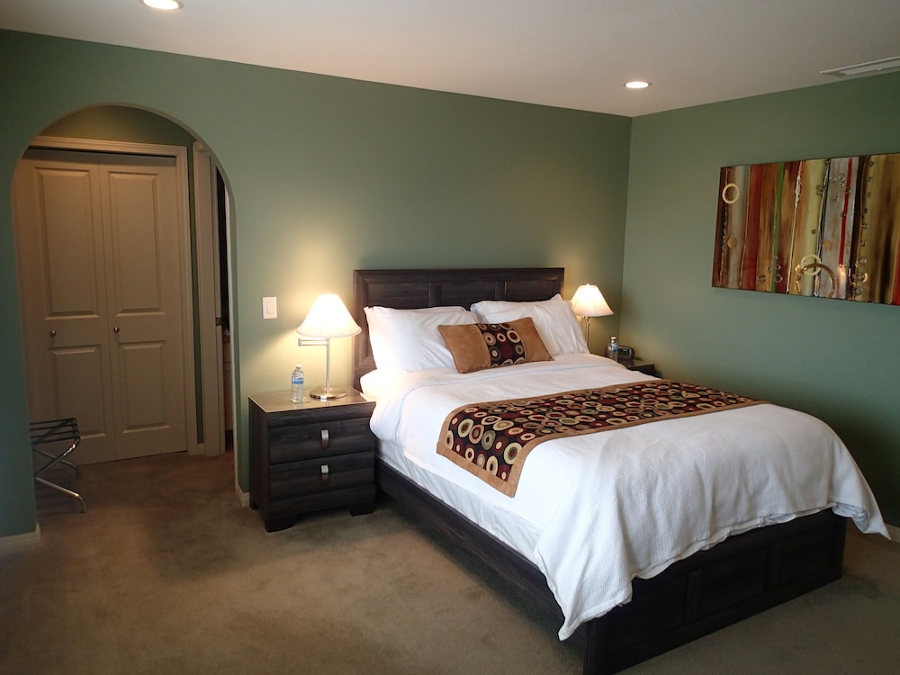Suite, 1 Queen Bed, Non Smoking, Lake View photo 1