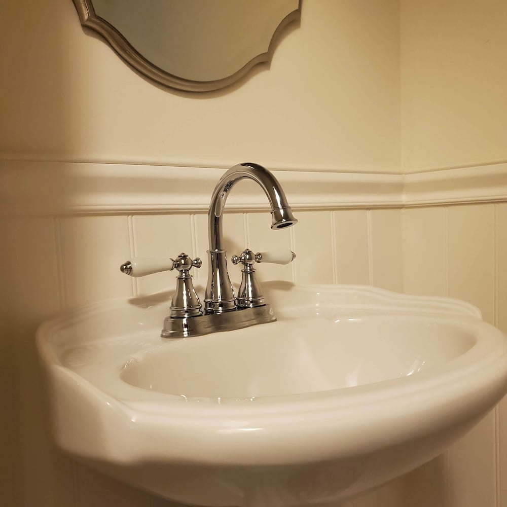 Room 9 with Shared Hall Bath photo 2