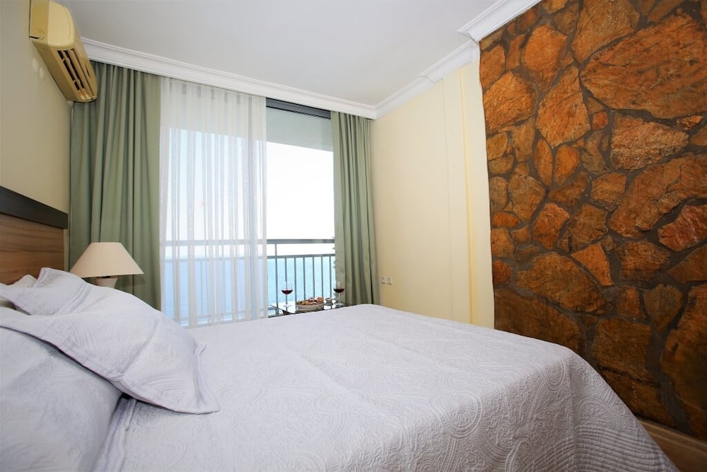 Standard Double or Twin Room, Sea View thumbnail 5