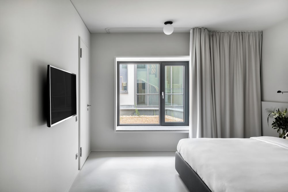 Large Room - Accessible photo 2