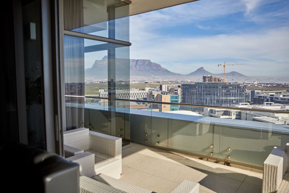 Three-Bedroom Exclusive Penthouse - Photo 32