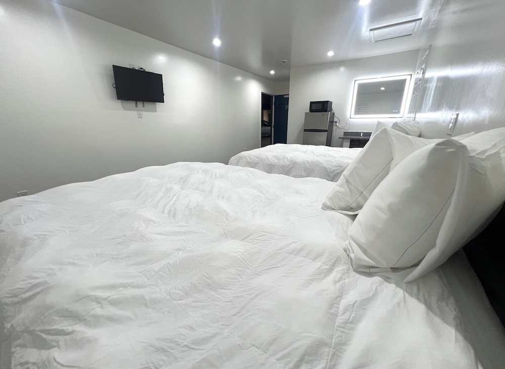 Deluxe Room, 2 Queen Beds, Non Smoking photo 2
