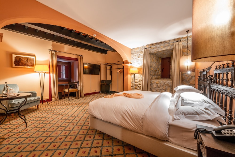 Superior Double or Twin Room (Castle) thumbnail 6