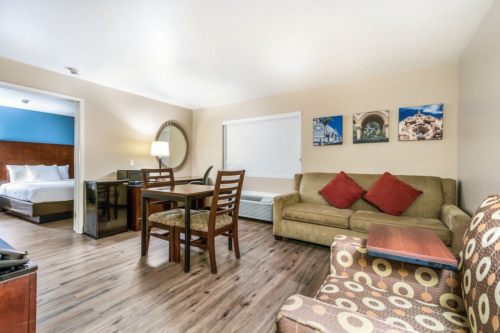 2 Queen Beds Separate Living Room photo 2
