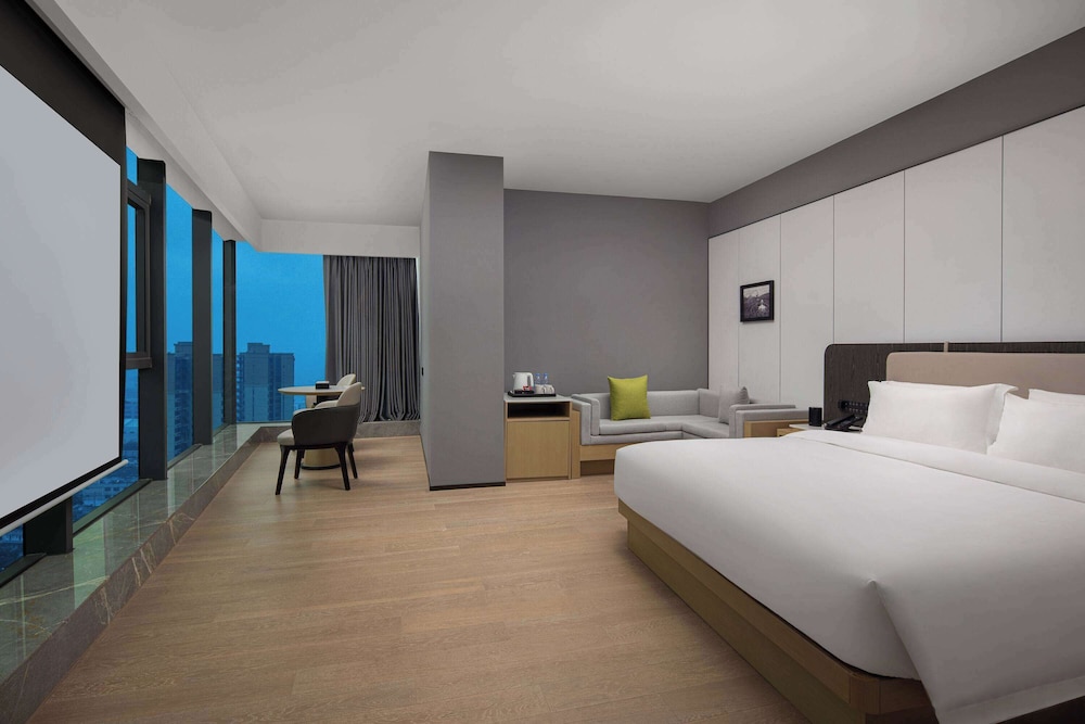 Suite, 1 King Bed, Non Smoking, City View photo 1